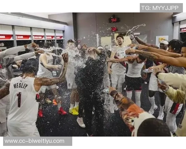 奥特执教首胜喜悦洋溢队员们泼水庆祝难掩激动心情