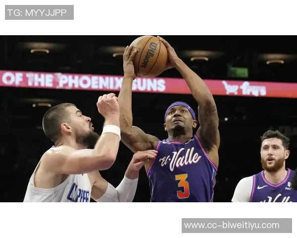 快船训练营首日盛况：灯泡组合同框小卡与比尔携手出击