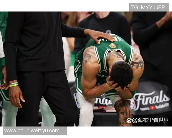 科塔赞塔图姆在场上如教练般引领队伍积极发声助力团队前行